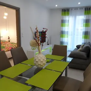 https://laura-deluxe-apartment.hotels-of-thessaloniki.com